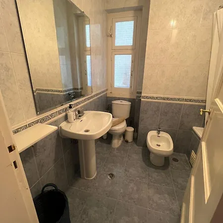 Beautiful With Patio In Bica Appartement Lissabon