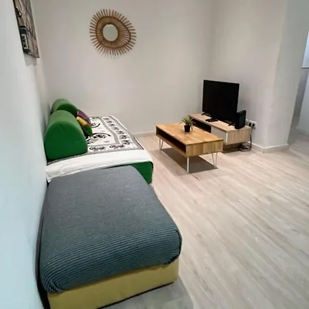 Beautiful With Patio In Bica ליסבון